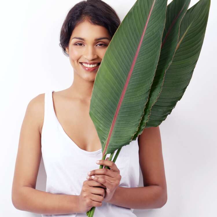 Nő levelekkel - stock image